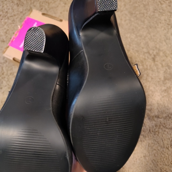 Black heals brand new with box. - Picture 3 of 6